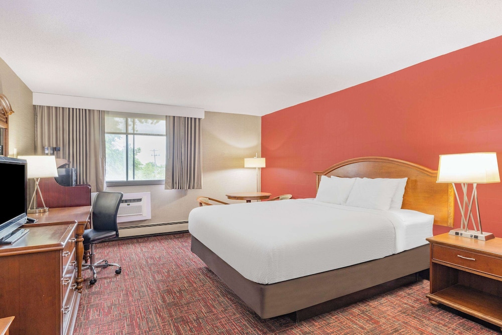 غرفة ديلوكس بسرير كينج، Ramada By Wyndham Grand Forks 7/10