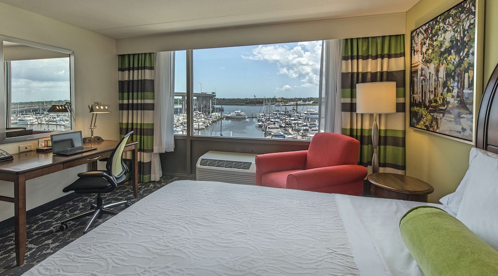 Hilton Garden Inn Charleston Waterfront Downtown 13/77