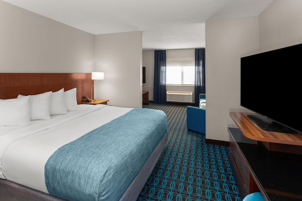 Wingate by Wyndham Oshkosh 12/51