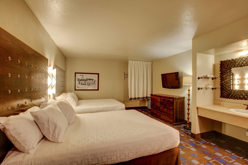 Pointe, Suite, 2 Queen Beds, Sofa, Low Floor
