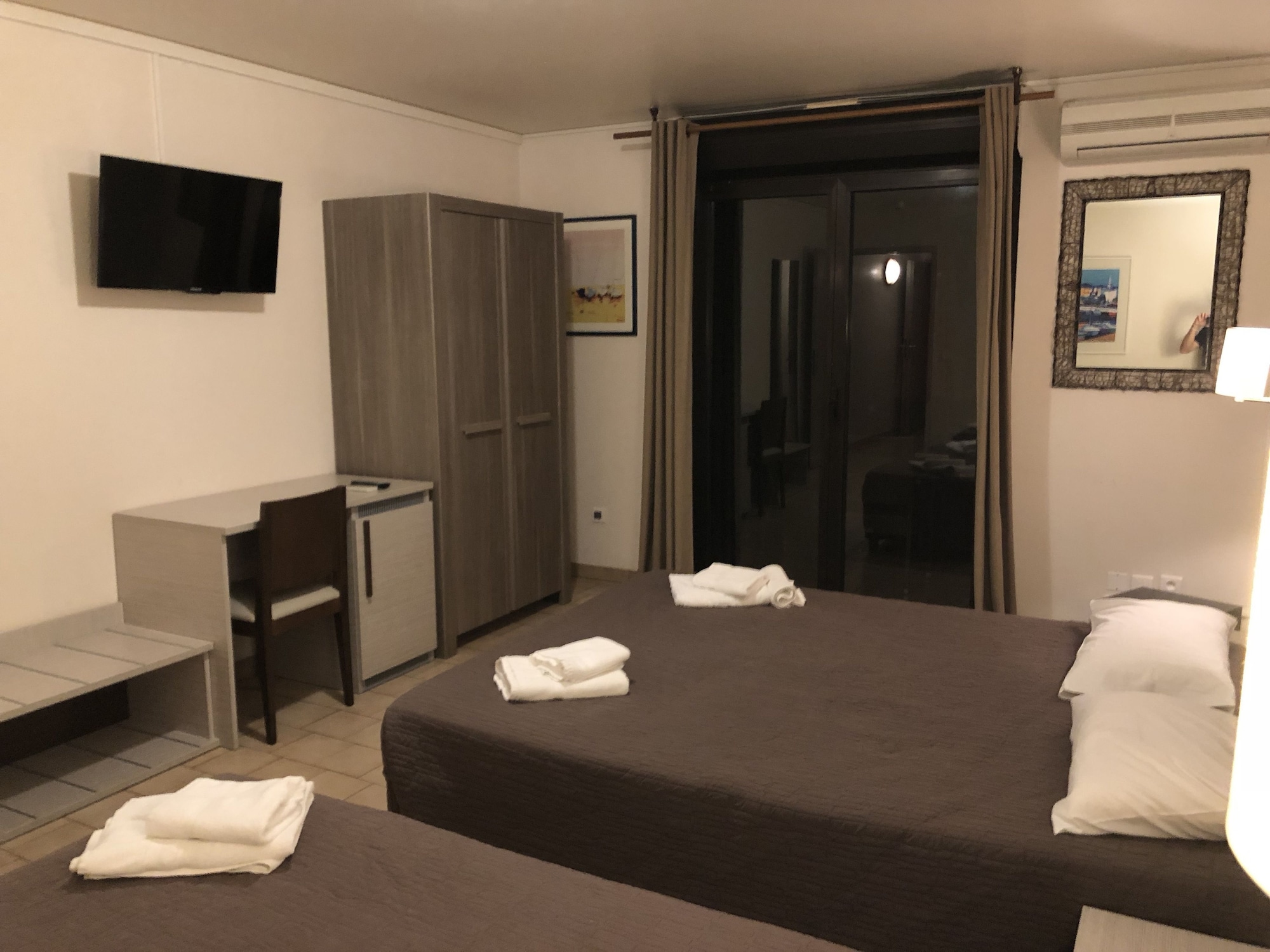 ROOM, DOUBLE OR TWIN BED