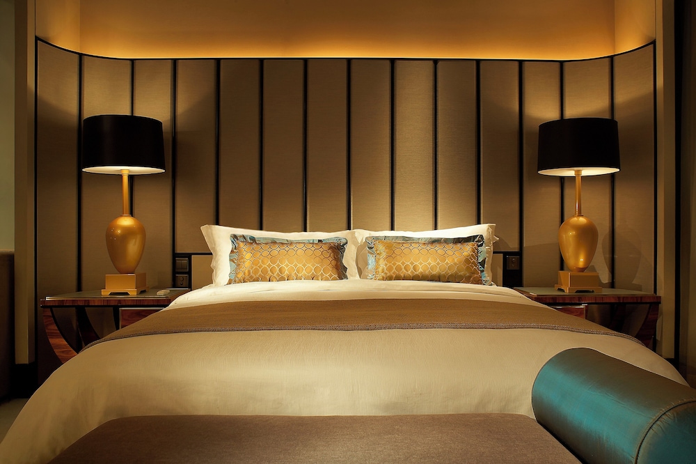 GRAND, KING BED