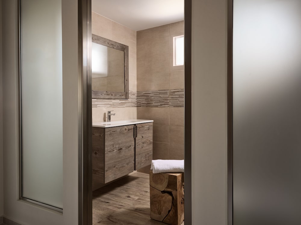 Alamis Apartments 48/50