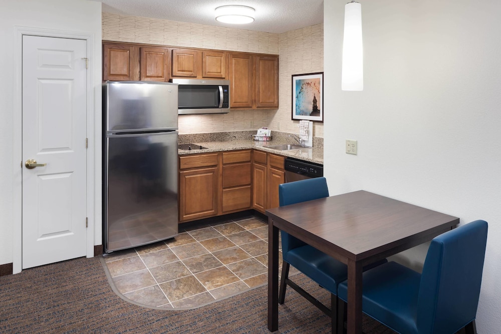 Residence Inn By Marriott Kansas City Country Club Plaza 24/38