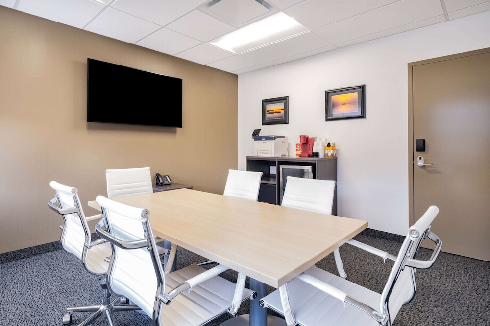 Super 8 by Wyndham Moosonee 43/50