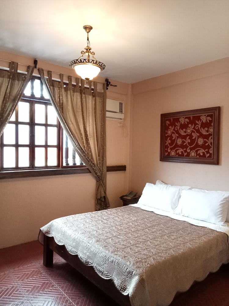 STANDARD, QUEEN BED