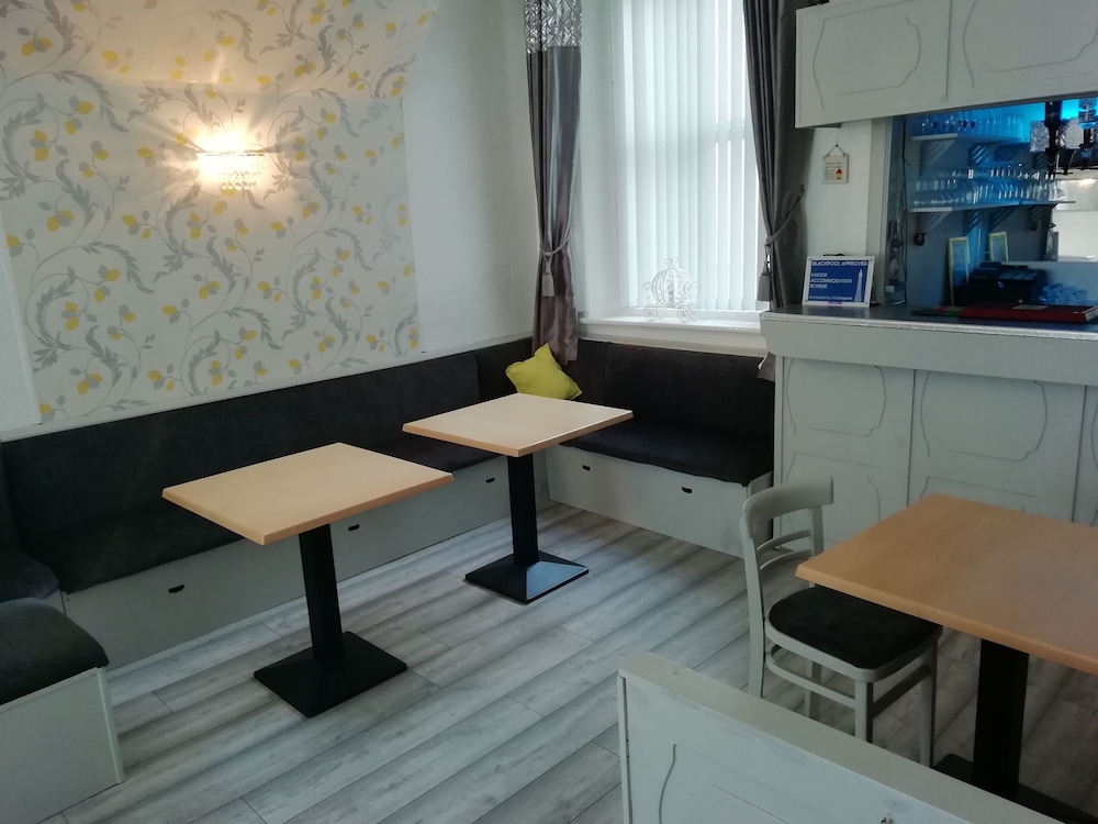 Trianon Guest House 18/30