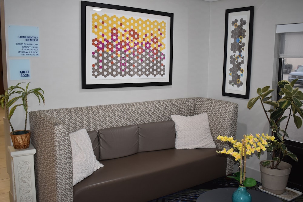 Holiday Inn Express Hotel Suites Mcpherson 8/64