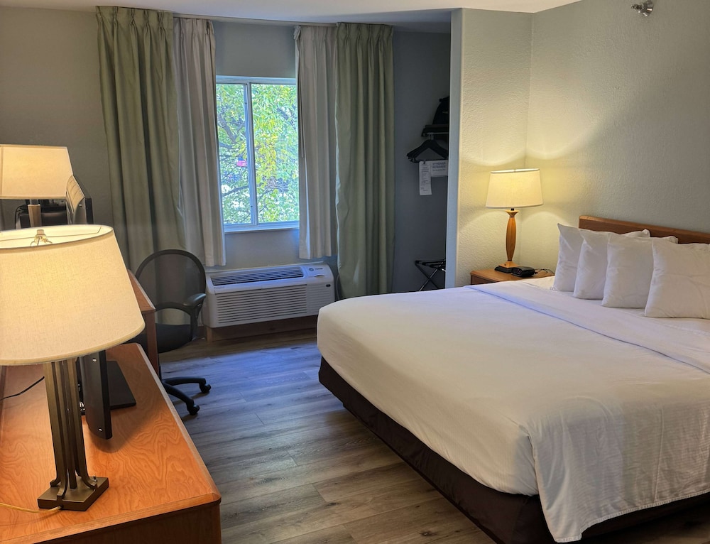 Room, Queen Bed, Wingate By Wyndham Sioux City 4/8