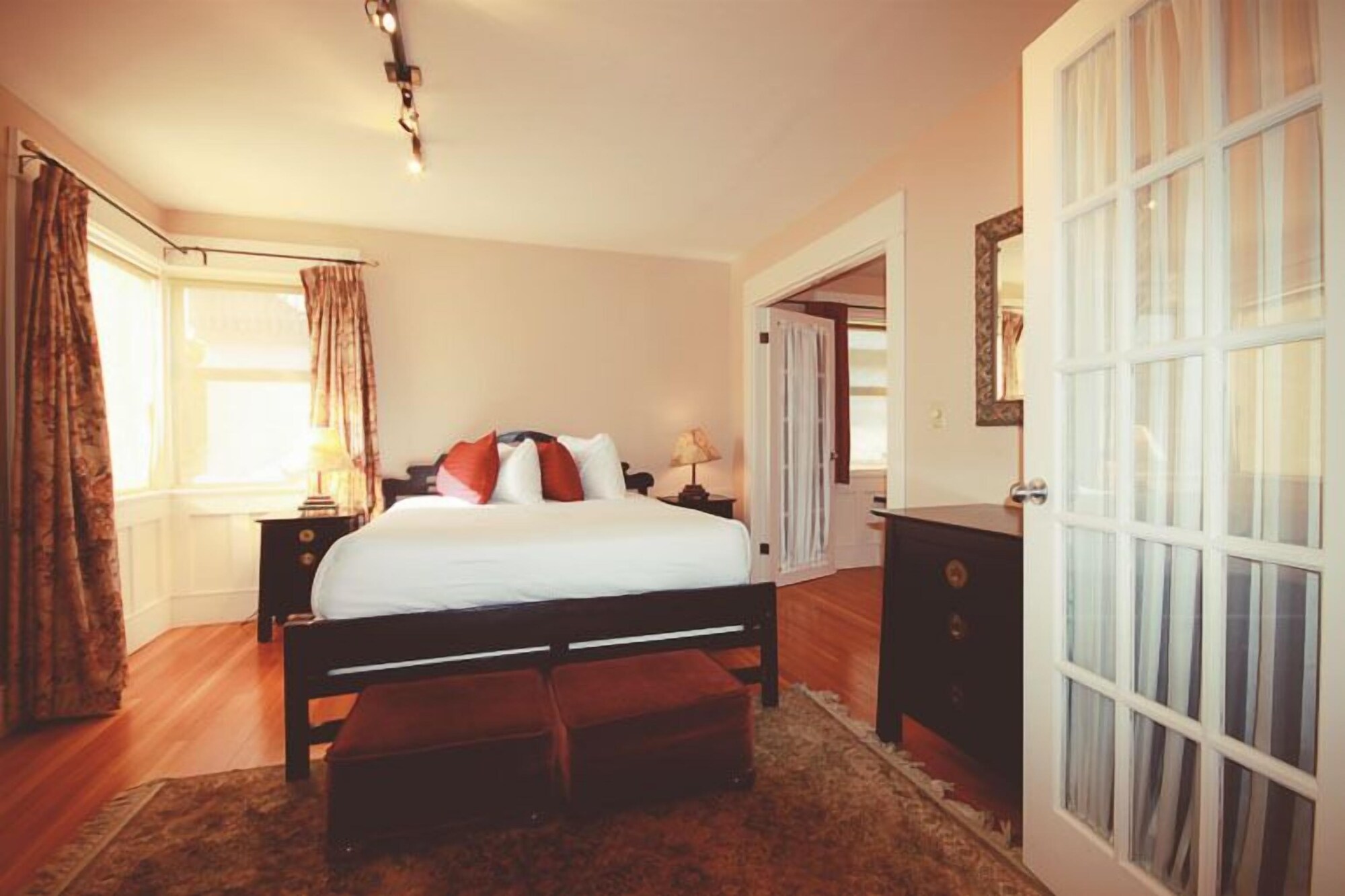 House, Queen Bed, Sofa