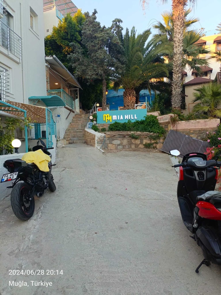 Mia Hill Suites 32/40