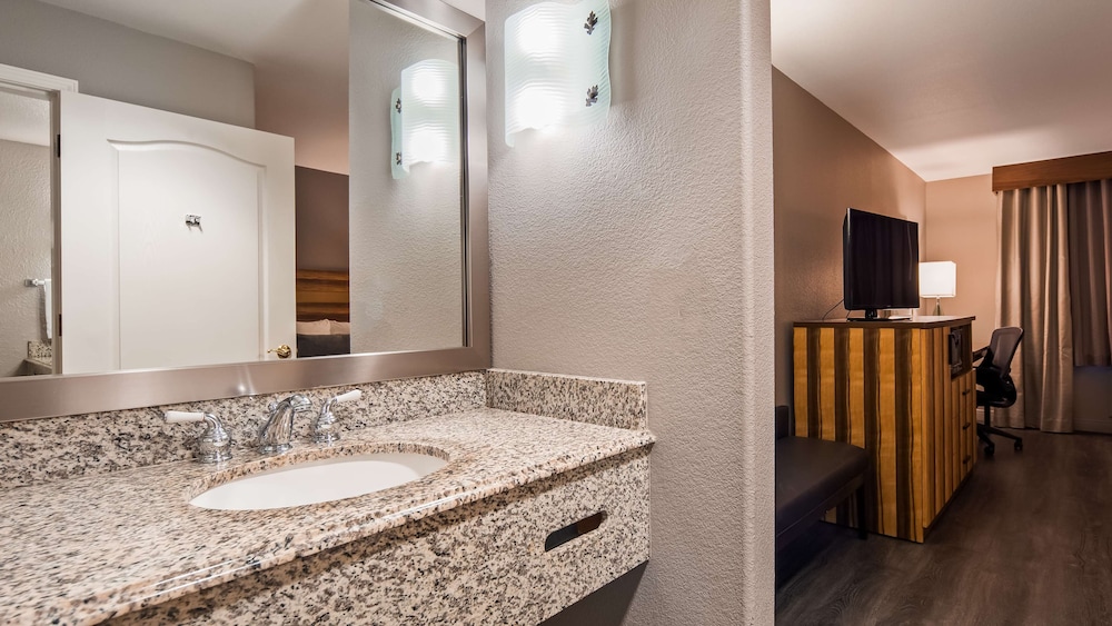 Best Western Cedar Inn & Suites 10/36