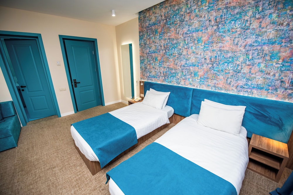 STANDARD, DOUBLE OR TWIN BED, BALCONY