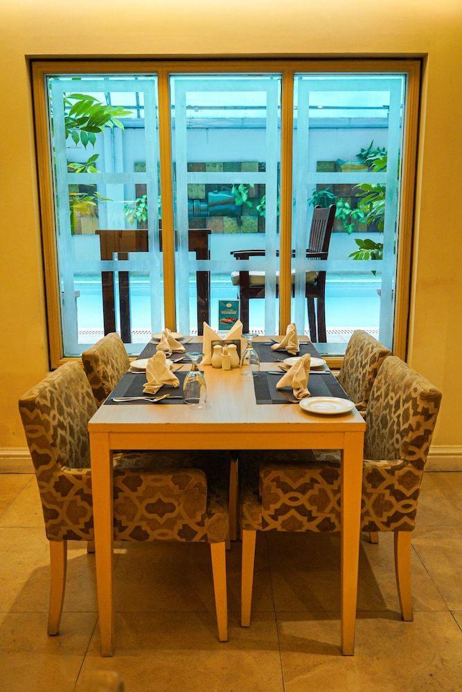 Royal Park Residence Hotel 58/75