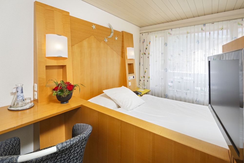 ROOM, SINGLE, SEMI DOUBLE BED