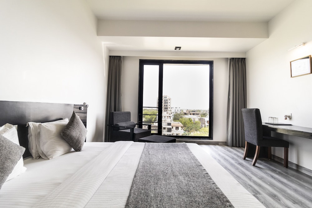 DELUXE, DOUBLE BED