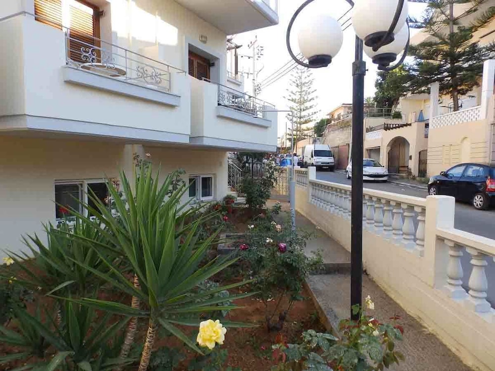 Alexandra Hotel 7/50