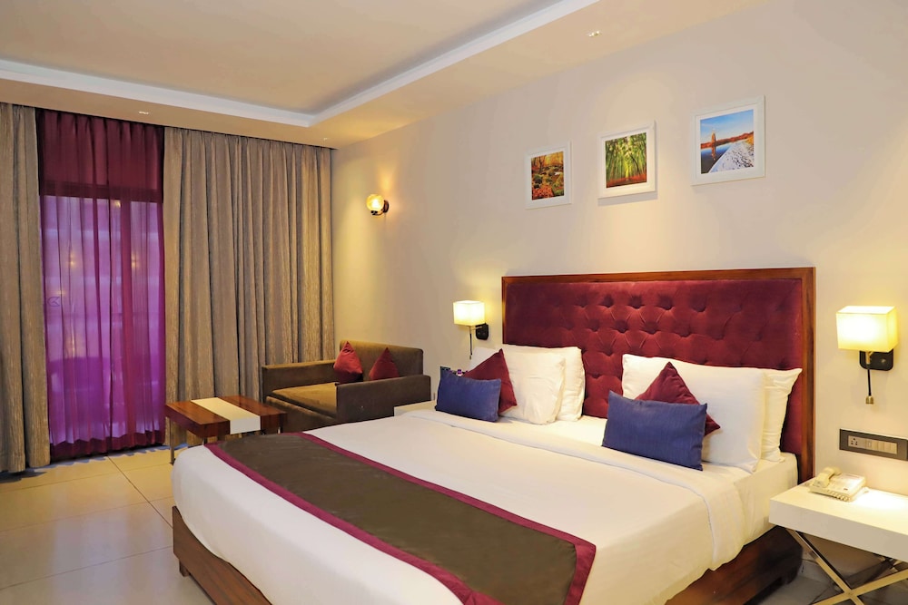 Golden Tulip Candolim Goa 25/77