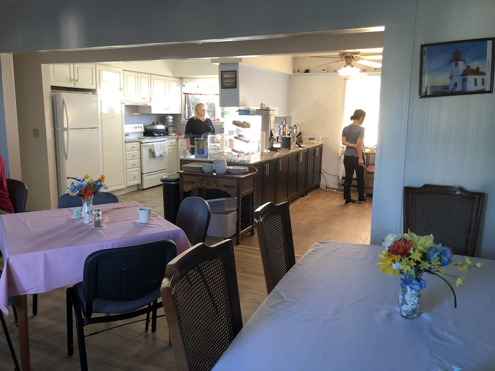 Lighthouse Inn 61/76