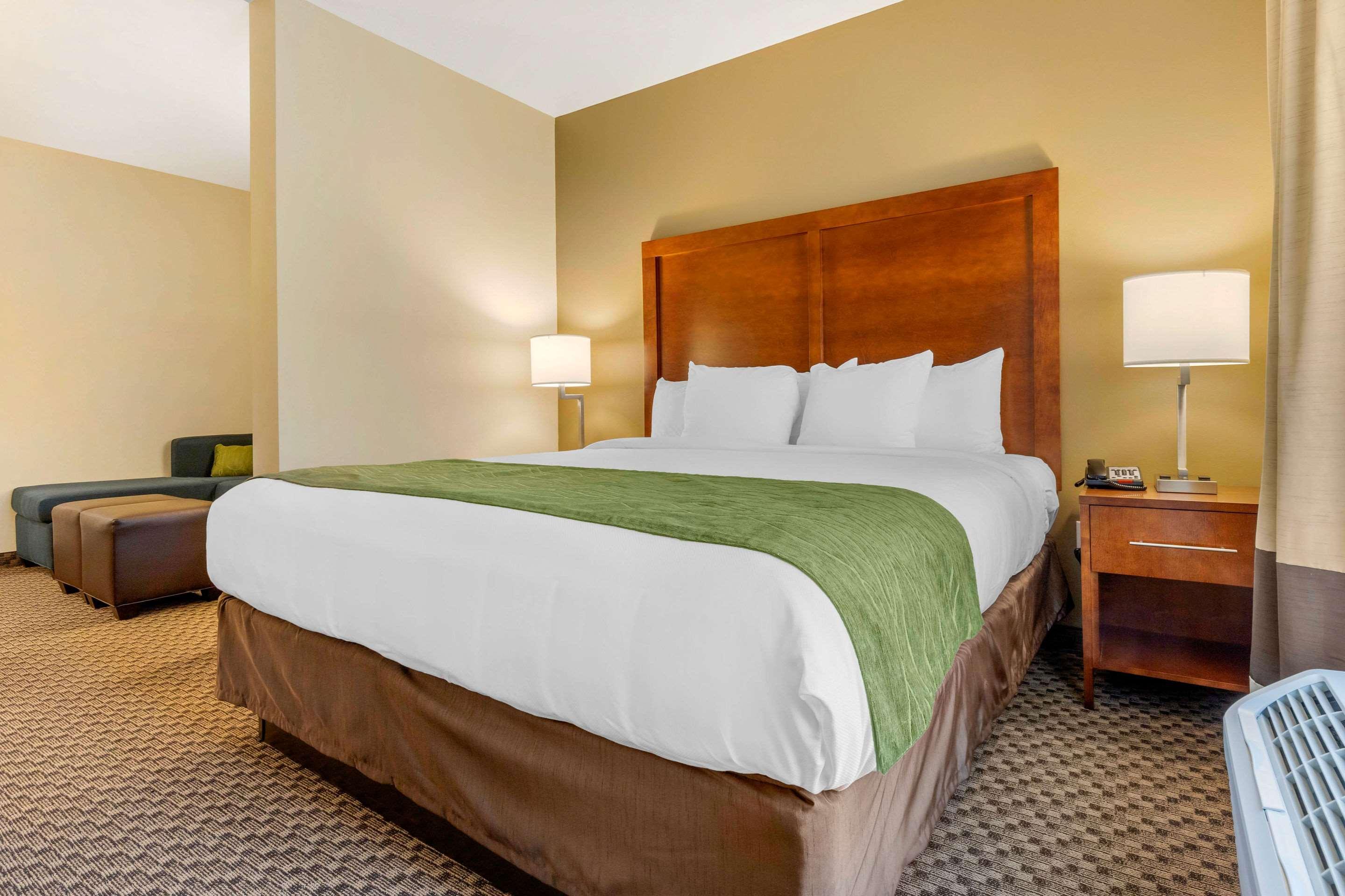 SUITE, KING BED, ACCESSIBLE