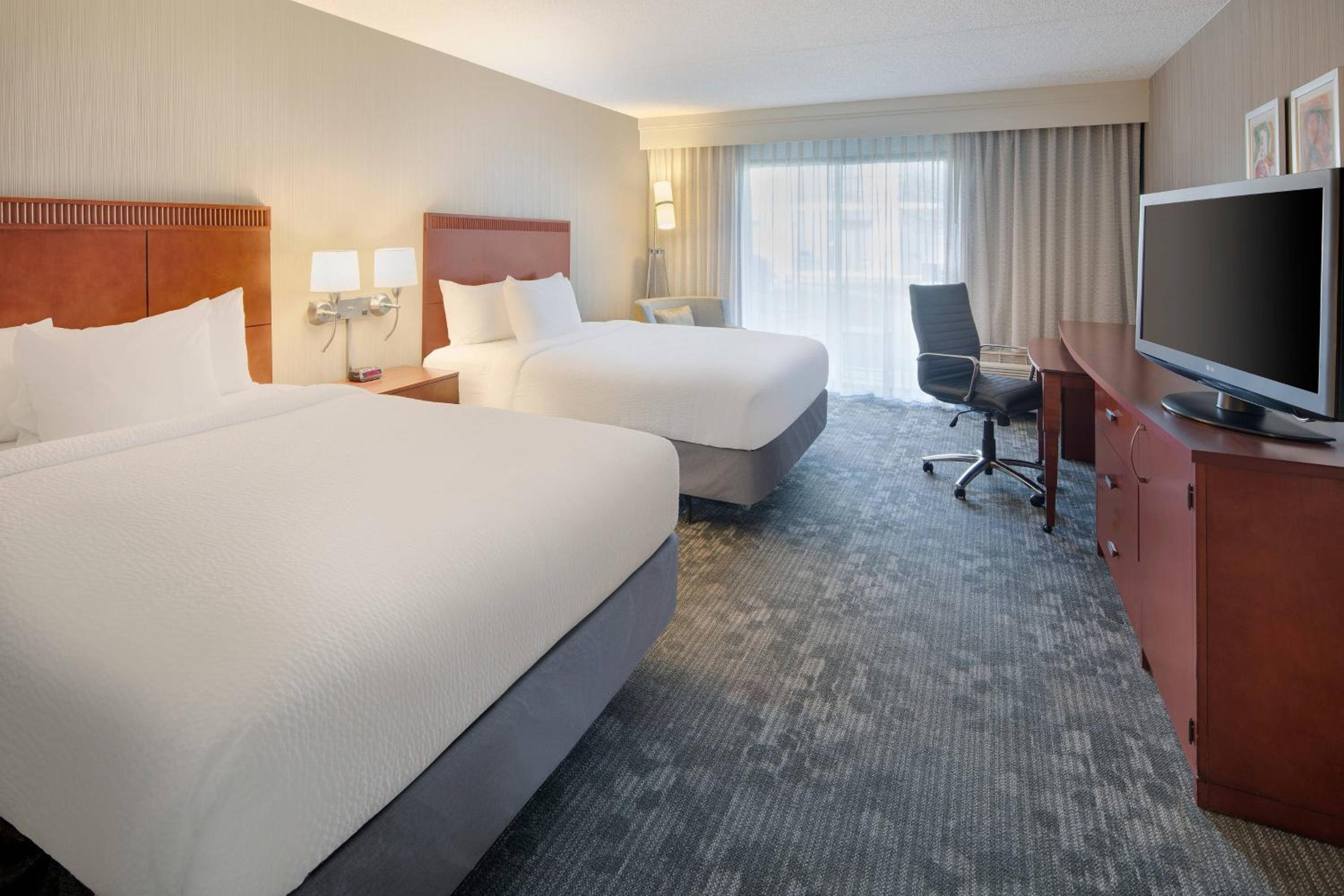 غرفة بسريرين كوين بحوض استحمام لذوي الإعاقة، Courtyard by Marriott Southfield 3/4