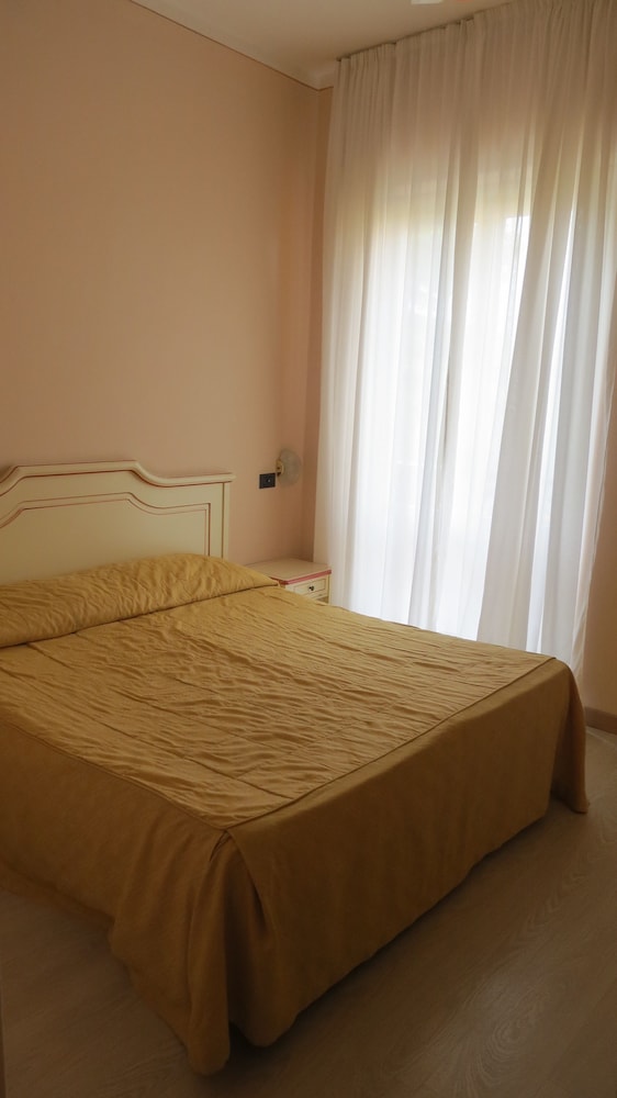 ROOM, SINGLE