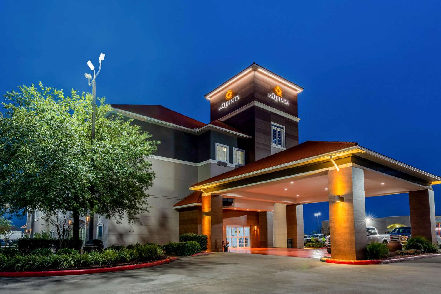 La Quinta Inn & Suites by Wyndham Orange 2/56