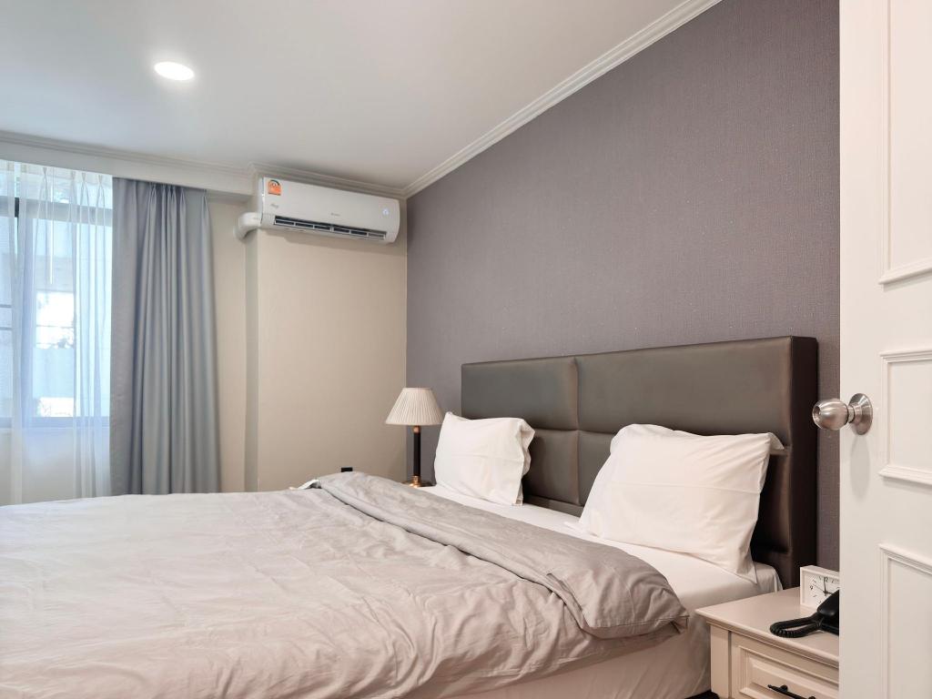 Renovated, King Bed, Low Floor