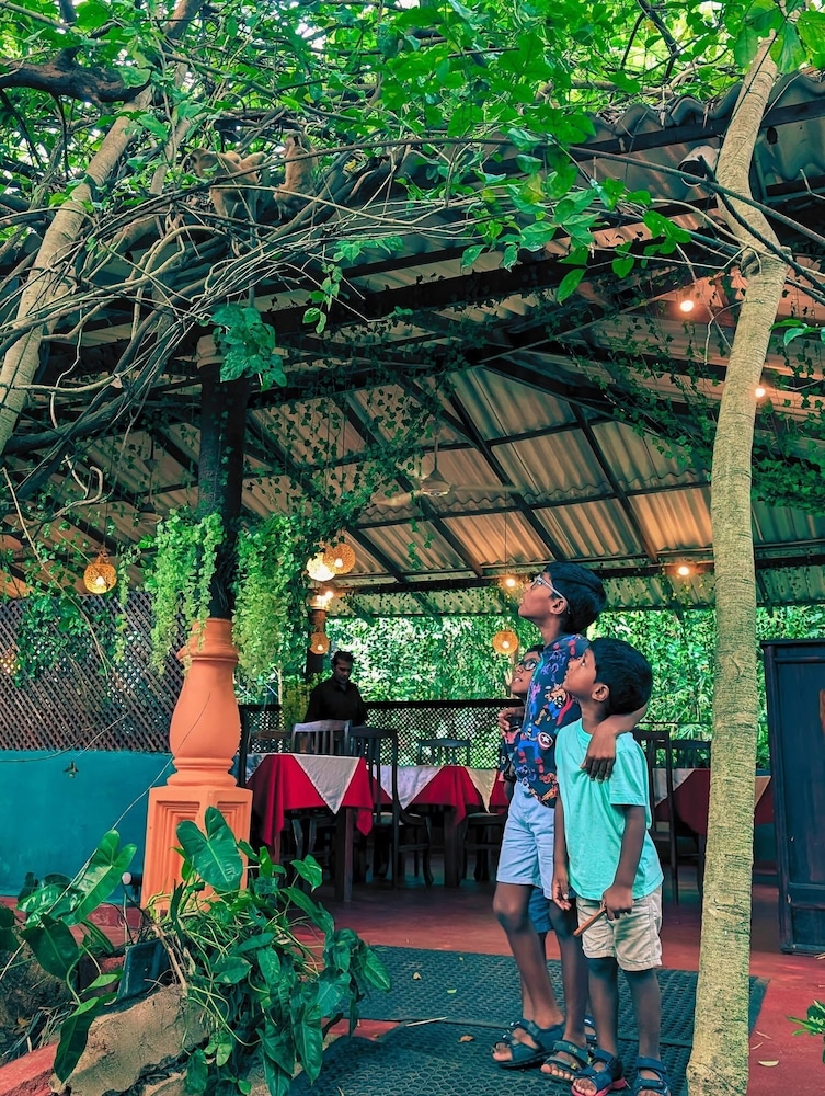 Sundaras Resort 48/50