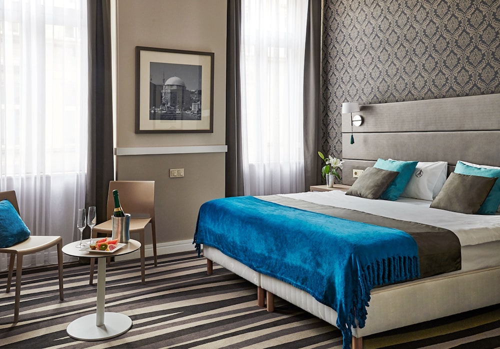 DELUXE, DOUBLE OR TWIN BED, CITY VIEW