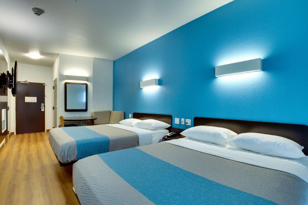 2 Queen Beds - Non-Smoking, Mini Fridge 5/10