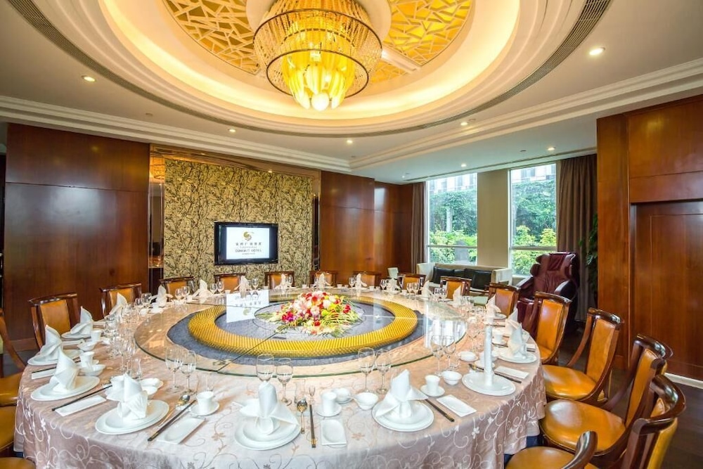 Golden Eagle Summit Hotel 18/24