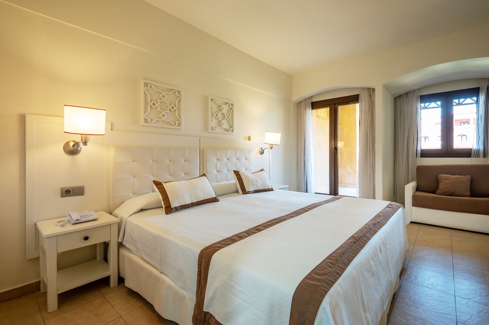 Room, Twin Beds, Lagoon View, Sofa