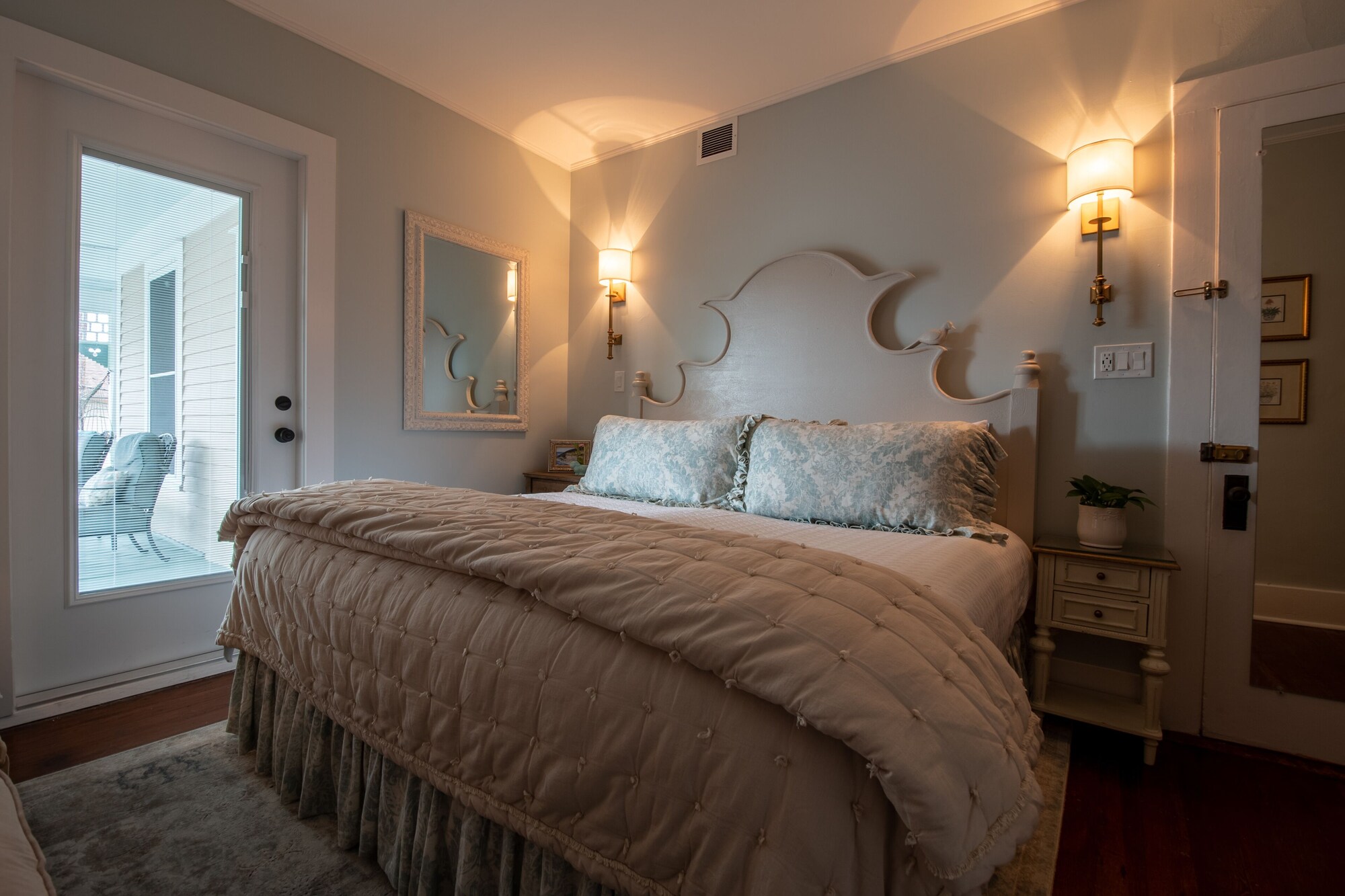 Colonial, King Bed