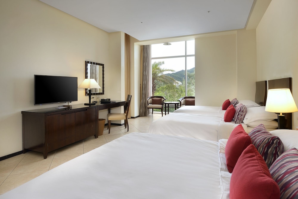Chateau Beach Resort 19/78
