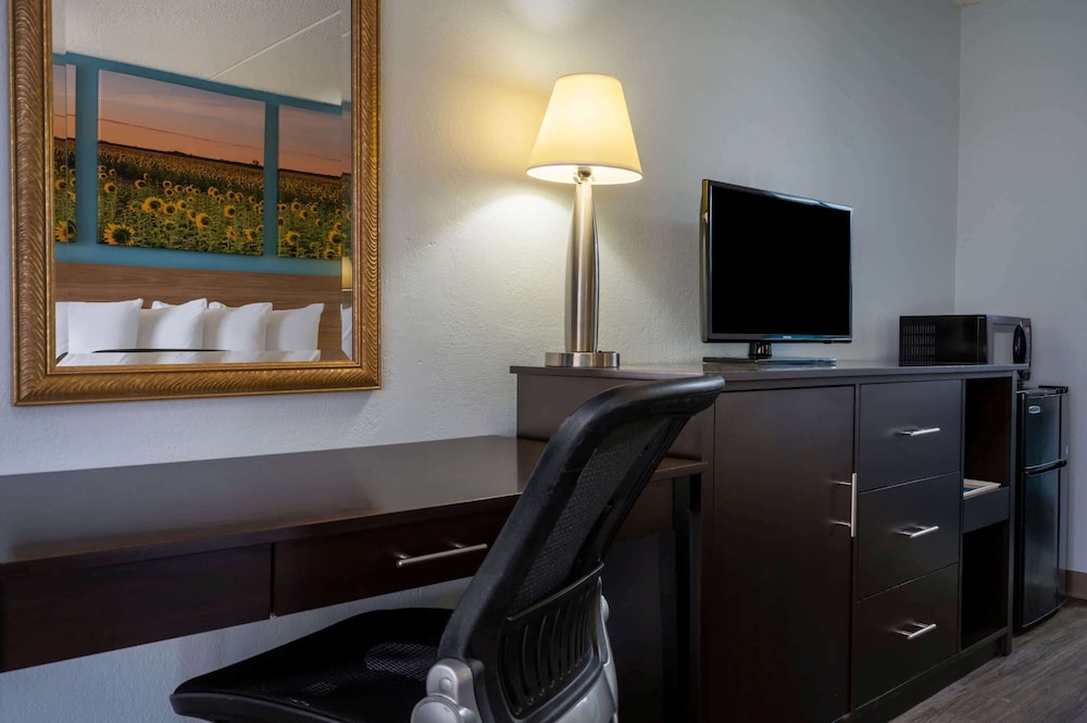 Days Inn by Wyndham Perrysburg 8/24