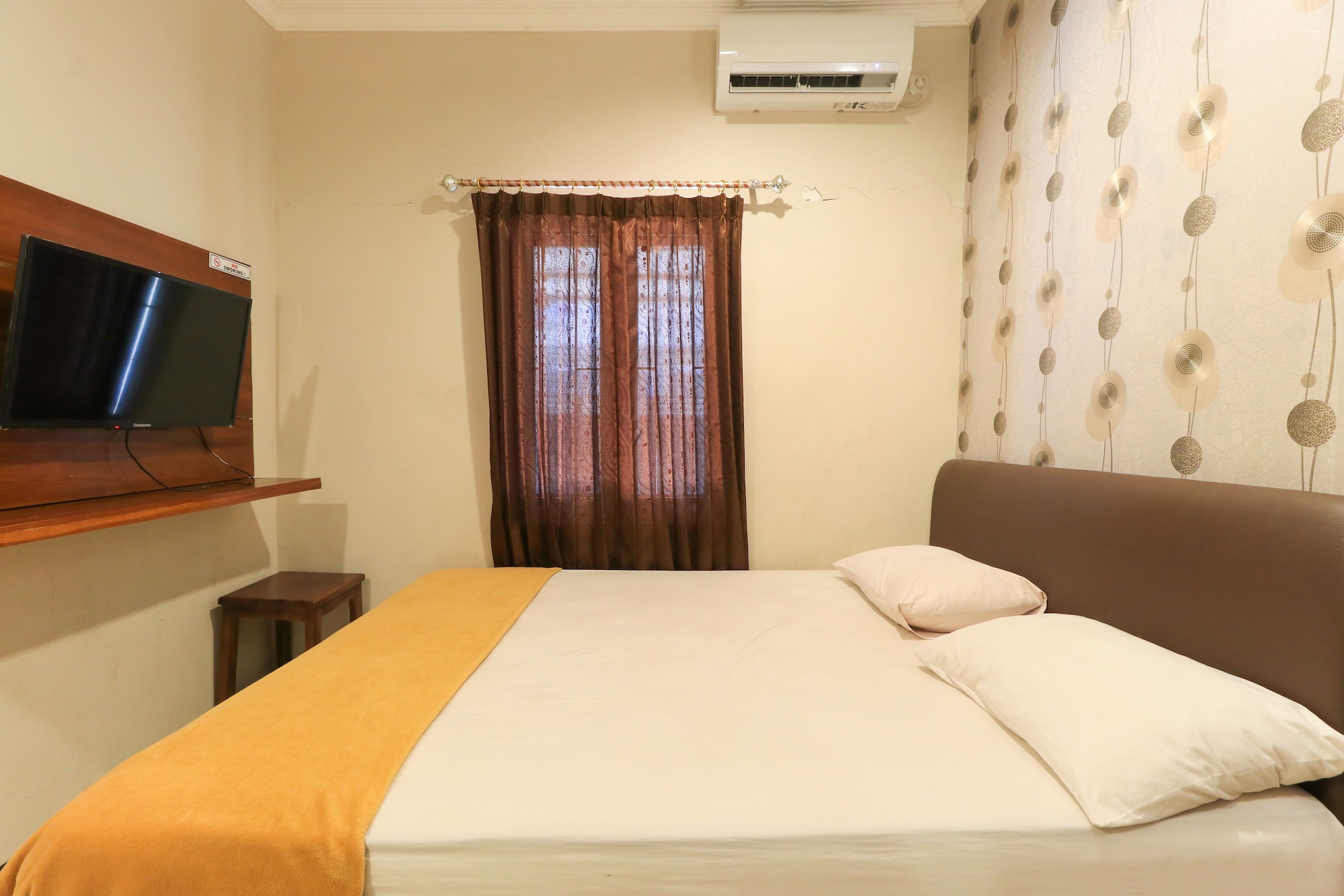 STANDARD, DOUBLE BED, SHARED BATHROOM
