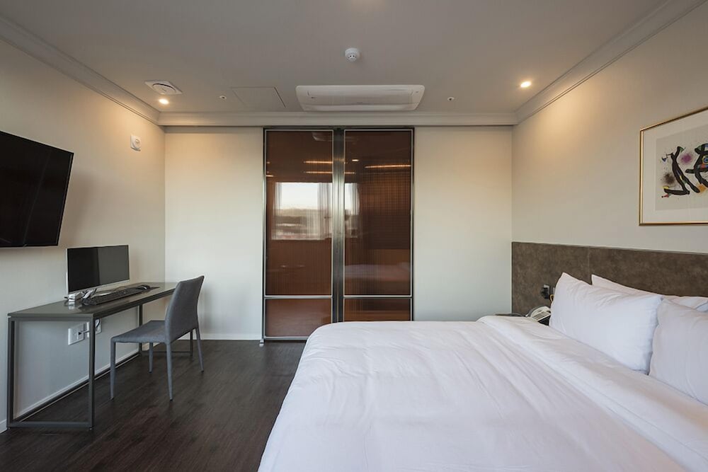 DELUXE, DOUBLE BED