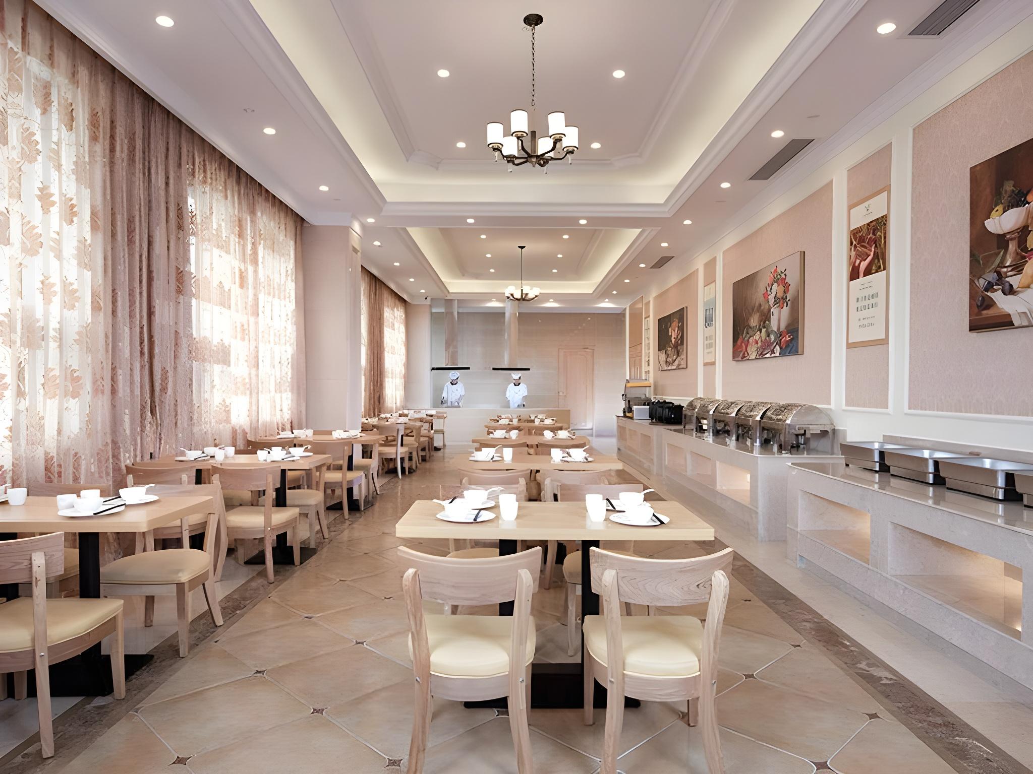 Vienna International Hotel (Wenzhou Airport Binhai Park) 44/50