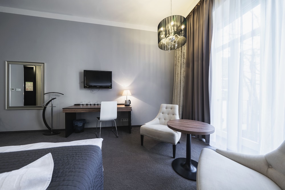 Hotel Noir 34/50