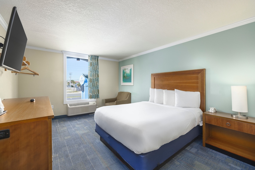 Room, Queen Bed, Inland View