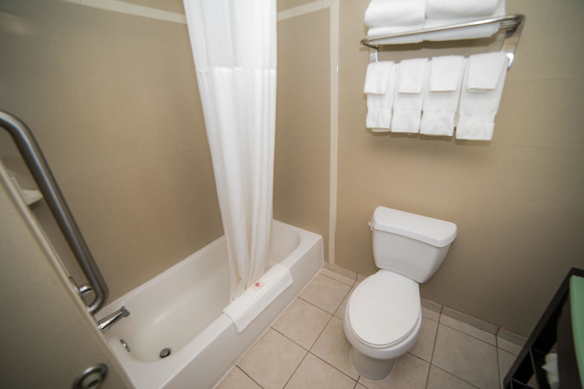 جناح، Comfort Suites Atlantic City North 2/3