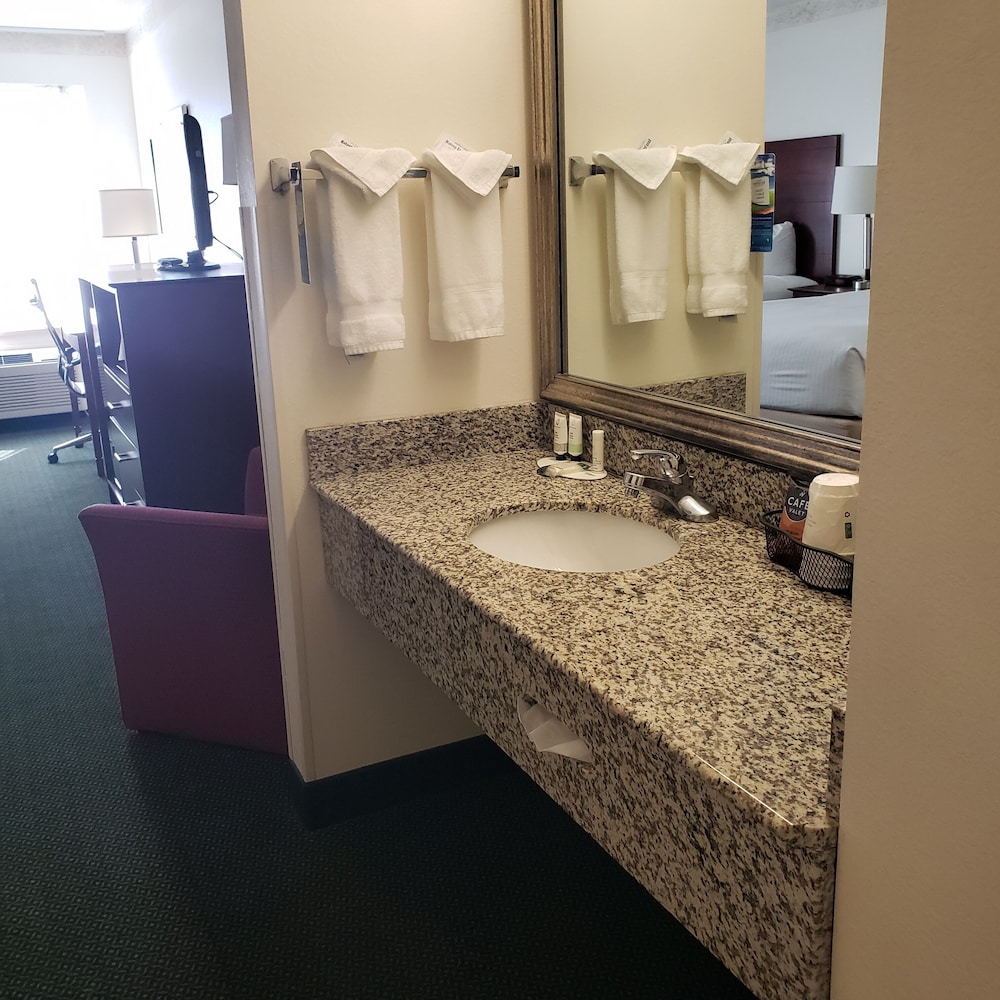 Baymont By Wyndham Mackinaw City 20/34