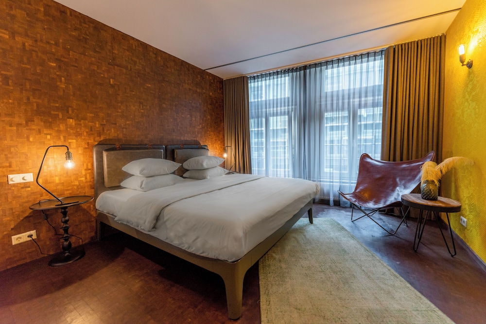 Room at Hotel V Nesplein, AMSTERDAM