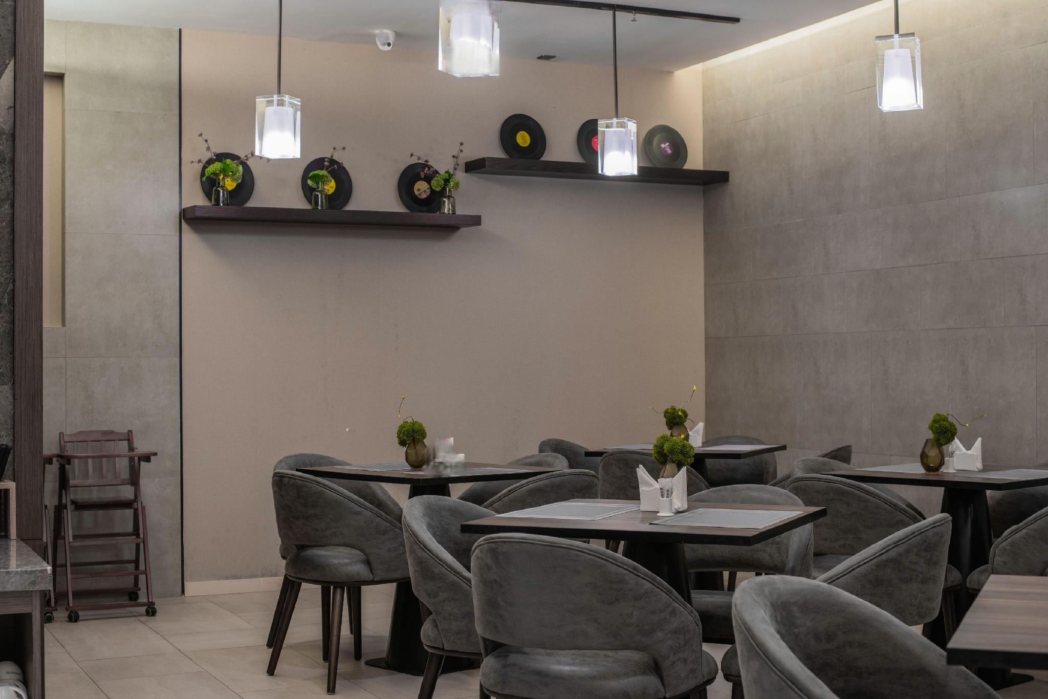 Home Inn Plus (Chongqing Jiefangbei Pedestrian Street) 10/42