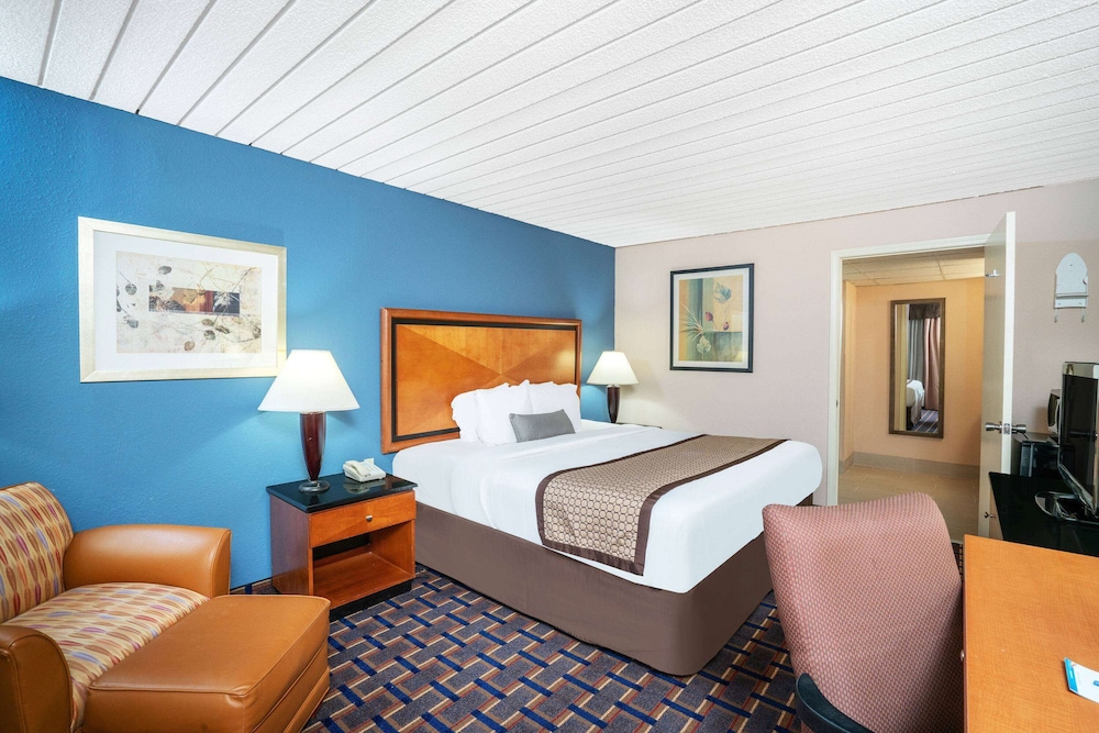 Baymont By Wyndham Knoxville I-75 11/45