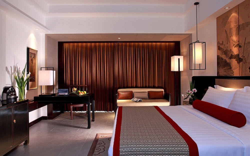 Pullman Oceanview Sanya Bay Resort and Spa 24/76