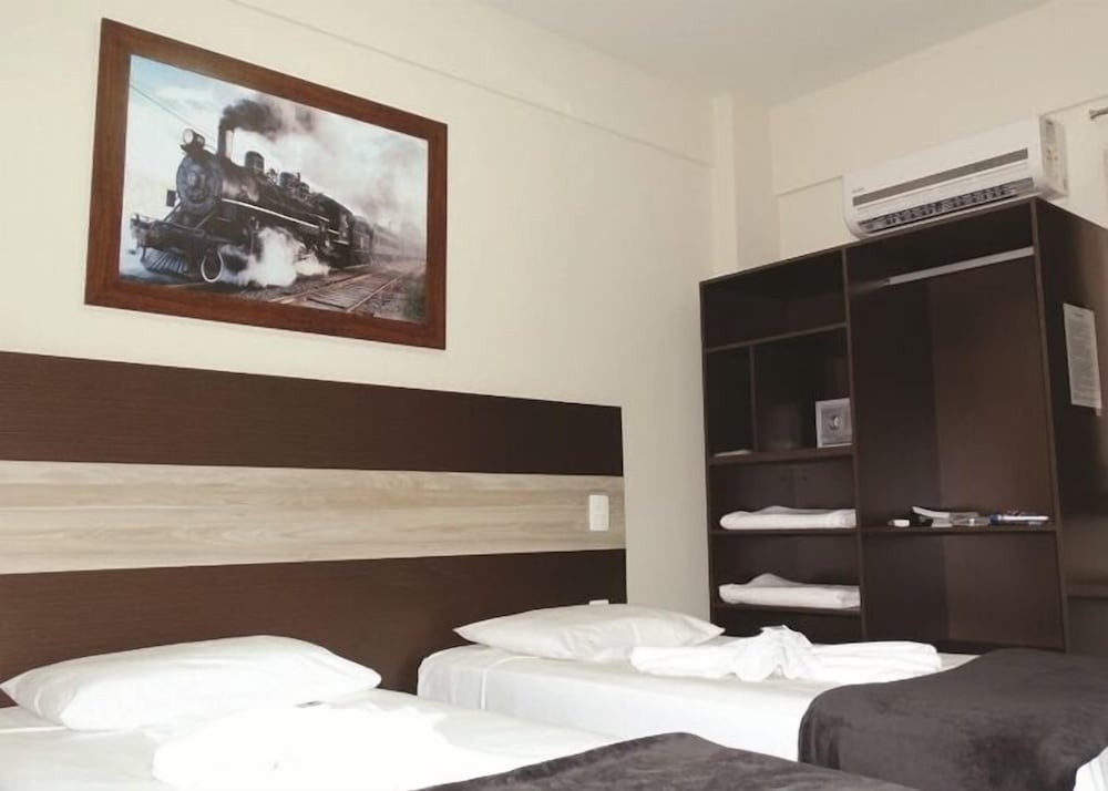 LA VITRE HOTEL 6/30