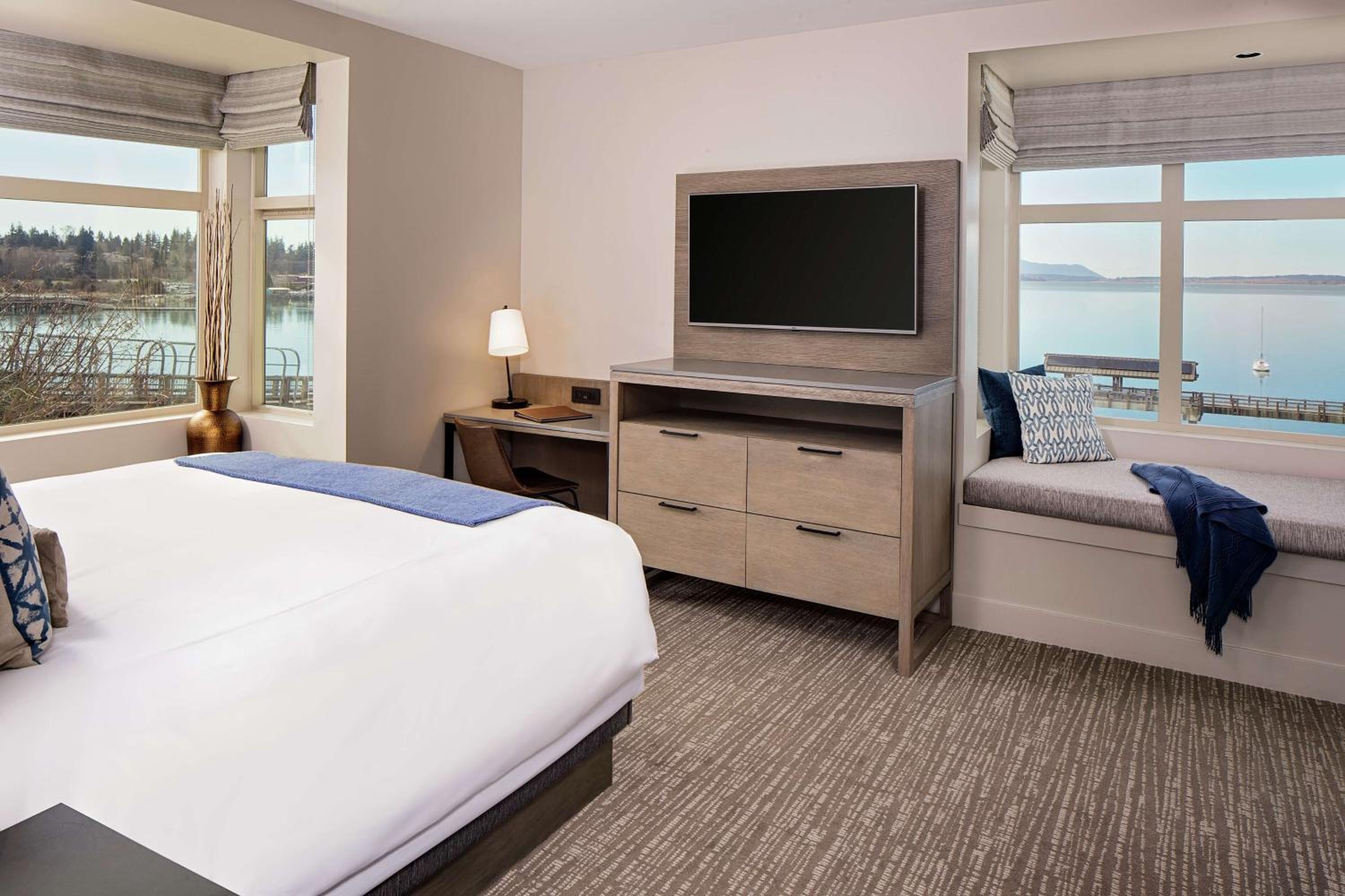 1 Bedroom, Suite, King Bed, Bay View, Sofa, Corner