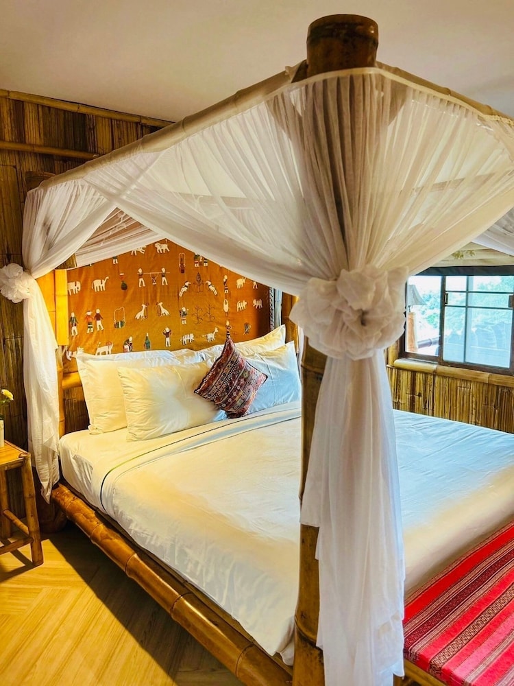 BOUTIQUE, COTTAGE, BALCONY, BATHTUB